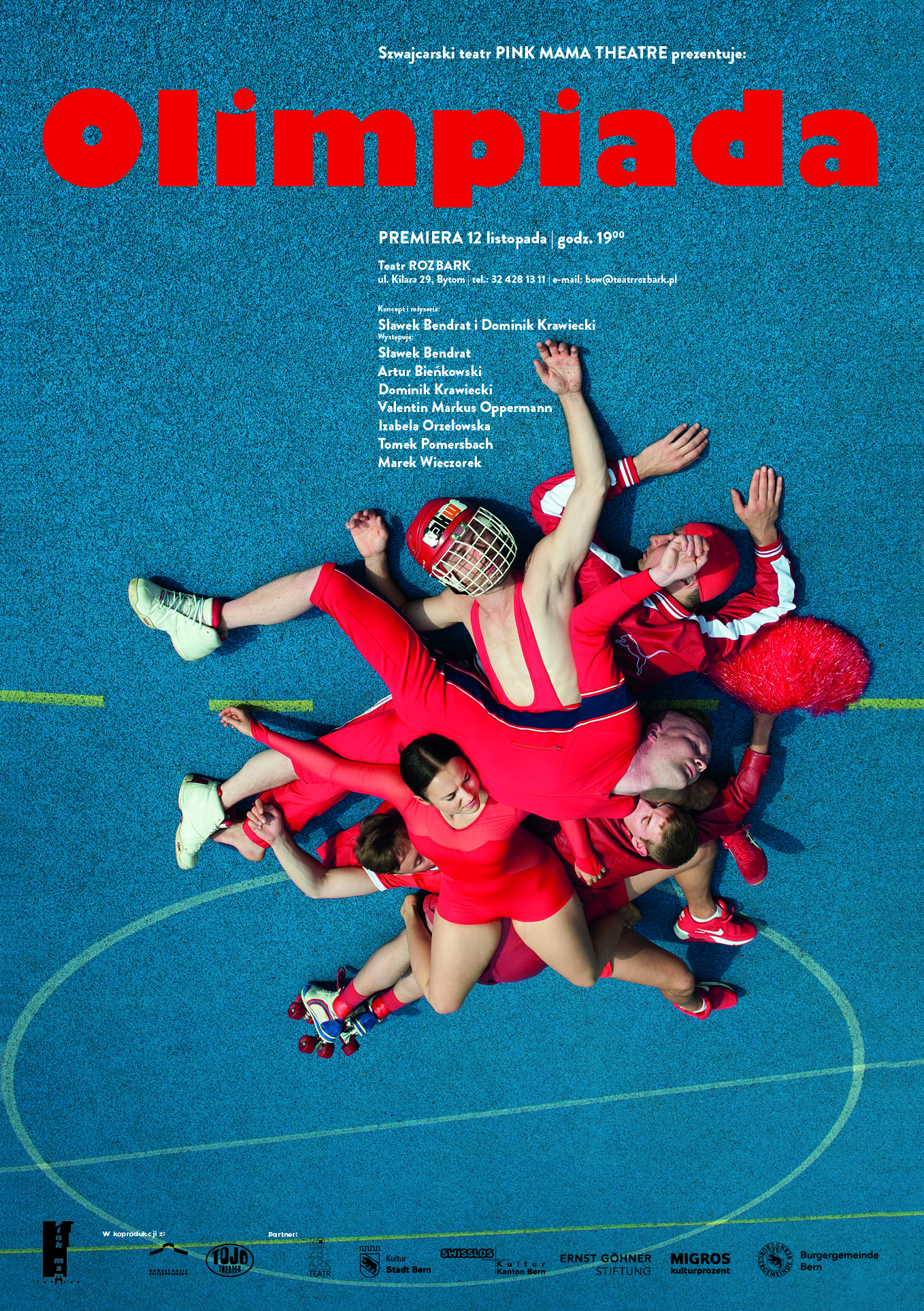 1. Plakat ze spektaklu Olimpiady. Na niebieskim boisku leży grupa osób w czerwonych strojach gimnastycznych. Na górze znajduje się napis Olimpiada