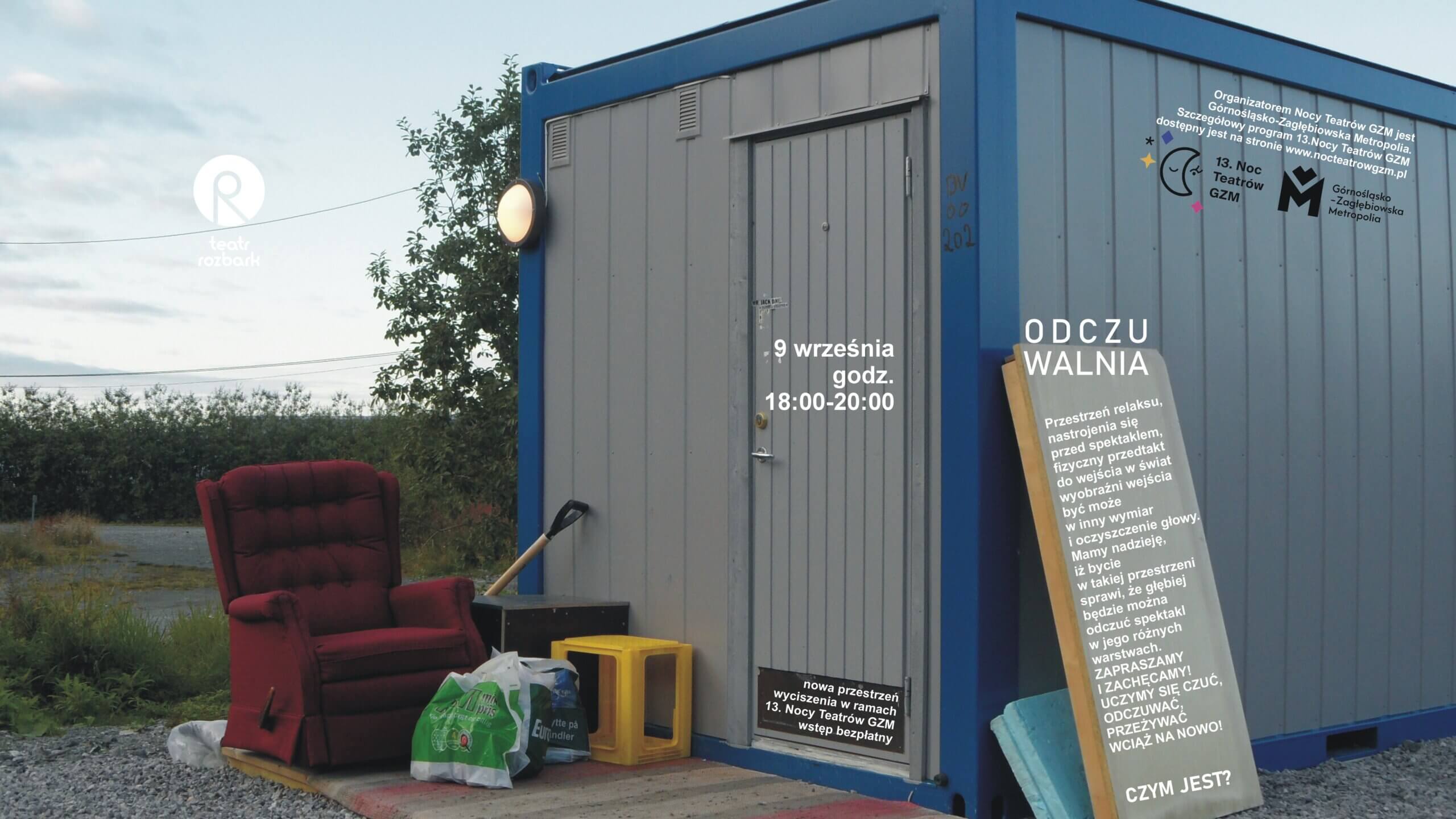 Zdjęcie, na którym znajduje się kontener mieszkalny w kolorze niebiesko-szarym. Przed nim stoi czerwony fotel, reklamówki oraz żóta plastikowa skrzynka. Znajduje sie również napis Odzczuwalnia, 9 września godz. 18.00-20.00