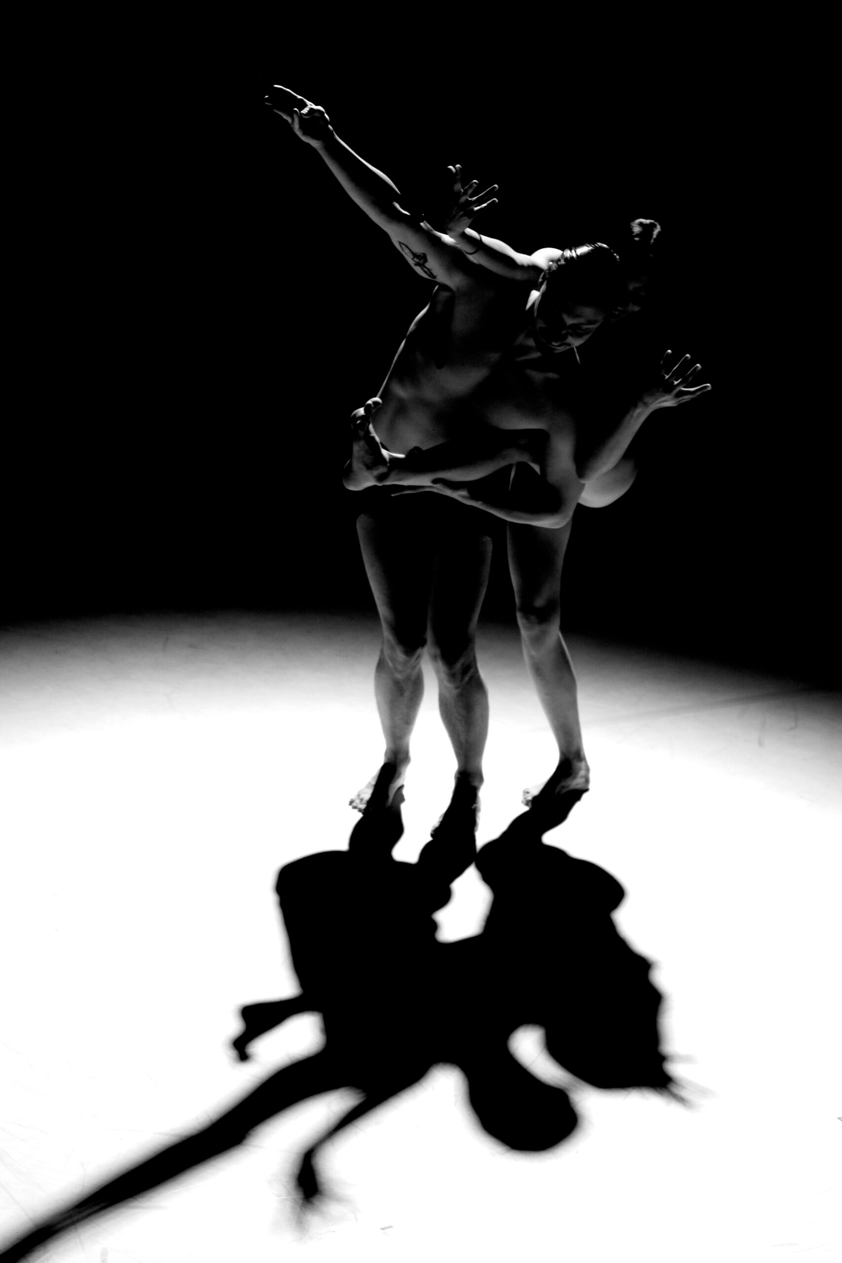 Zdjęcie illumination. Zdjęcie czarno-białe. Na zdjęciu znajdują się dwie osoby.